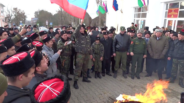 俄哥萨克士兵焚烧美土国旗 抗议俄战机被击落