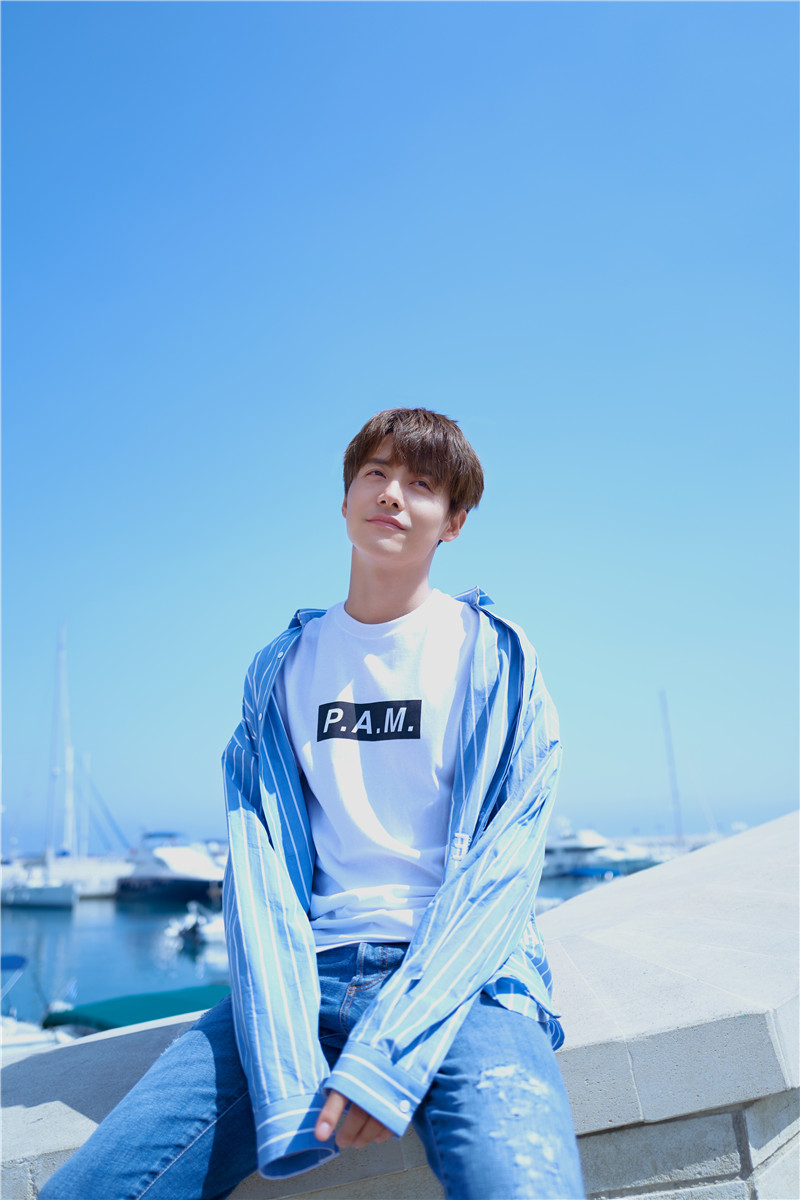 马天宇湛蓝系写真曝光海边游走自在观心