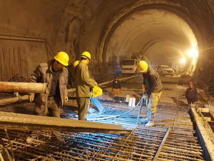 【急稿】【B】重庆巫山：郑万铁路全线唯一隧道洞内桥梁施工完成