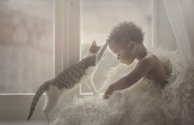 摄影作品记录儿童与动物温情互动时刻