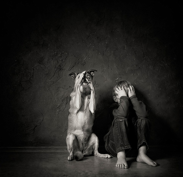 摄影作品记录儿童与动物温情互动时刻