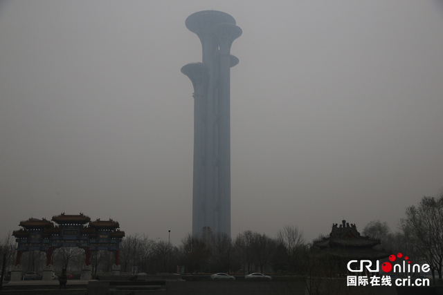 地標性建築上俯瞰霧霾紅色警報中的北京