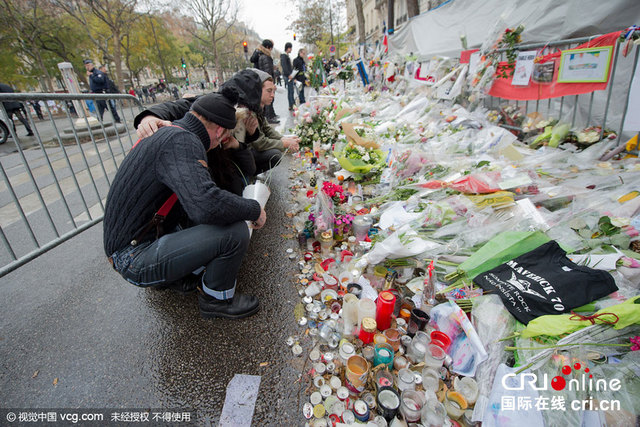 遭巴黎恐襲的美國樂隊成員重返事故現場悼念遇難者