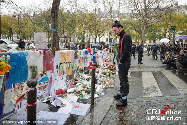 遭巴黎恐襲的美國樂隊成員重返事故現場悼念遇難者