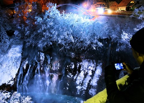 日本“白须瀑布”唯美 与湛蓝河水相映成趣