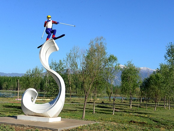 Guichuan Welcomes May with Blooming Flowers while Haituo Mountain Embraces the Winter Olympics with Snowfall