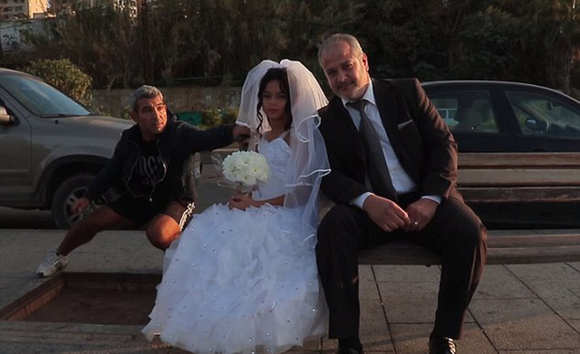 黎巴嫩街头12岁女孩与老男人拍婚纱照 揭露童婚现象