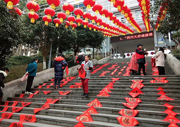 立春日 四川内江百步“云梯”送福来_fororder_3接福回家（摄影-王斌）