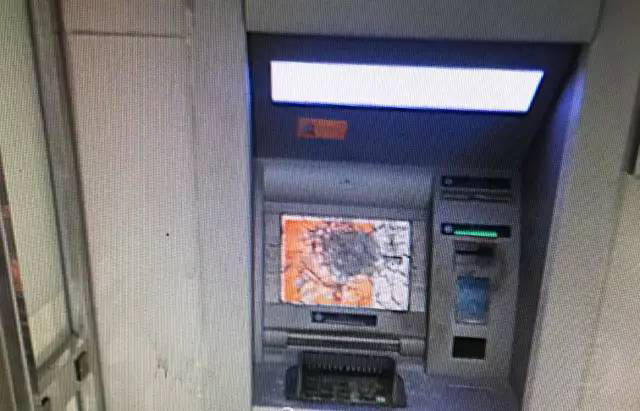 温州男子凌晨砸ATM机 表情丰富演技爆棚