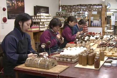 日本群马县制作小猴木偶人装点新年 表情可爱