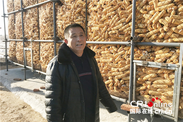 黑龙江宾县太阳村村主任孟宪民介绍科学储粮装具.