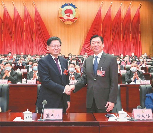广西壮族自治区政协十二届四次会议举行第三次全体会议