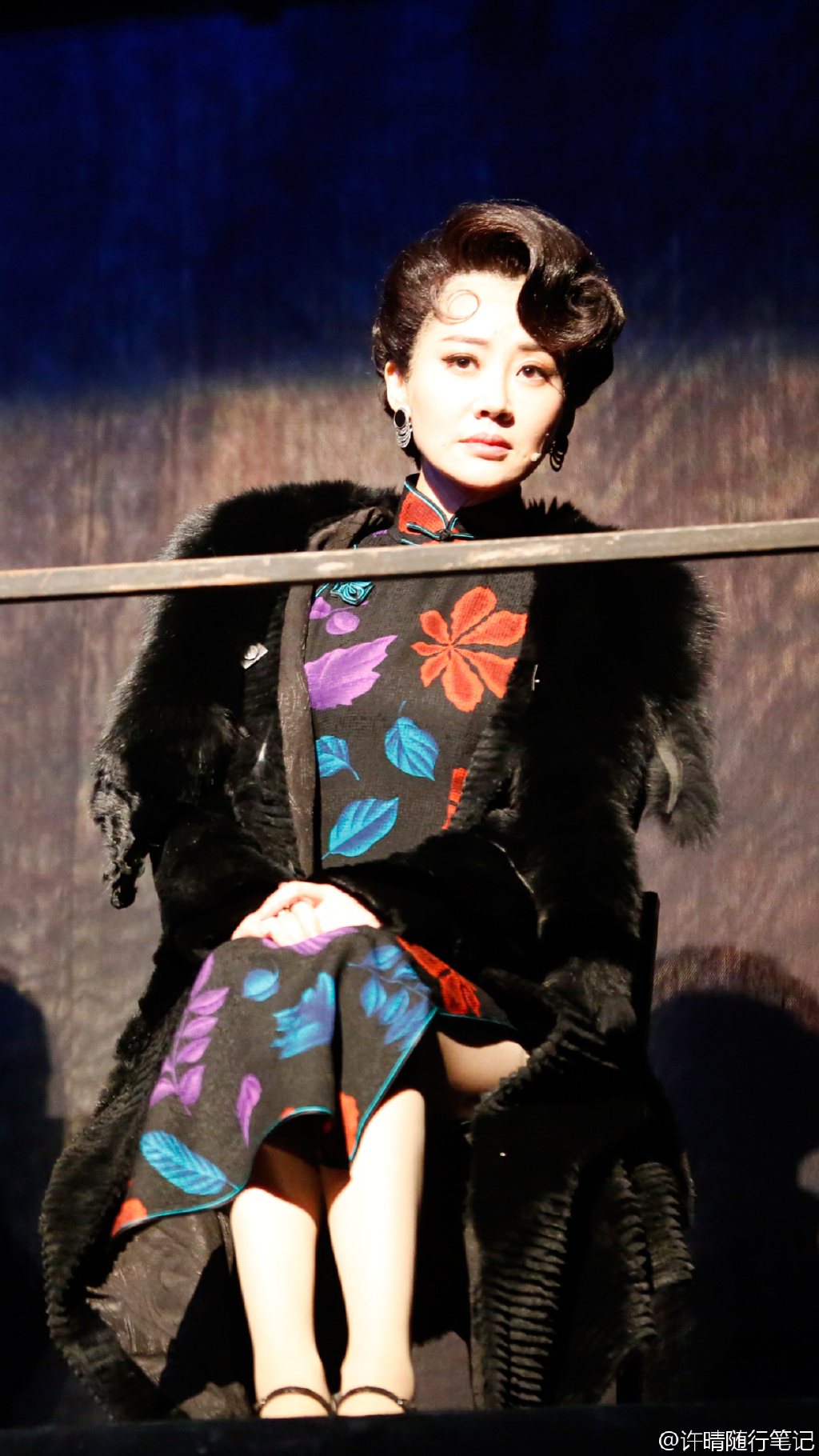 许晴晒旗袍照婀娜多姿背影迷人尽显玲珑曲线