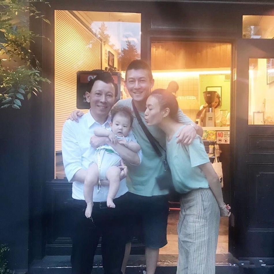 凤凰网娱乐讯 9月12日,陈冠希在个人社交网站上晒出一张三代同框