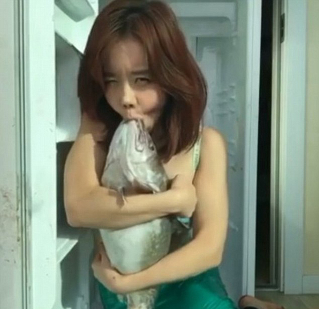 韓國女孩捧食物大跳艷舞 奇葩視頻網絡熱傳