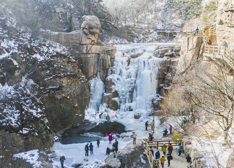 山东青岛：崂山北九水现冰瀑美景