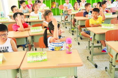 （教育图文）江苏南京市晓庄学院实验小学为新生贴心护航
