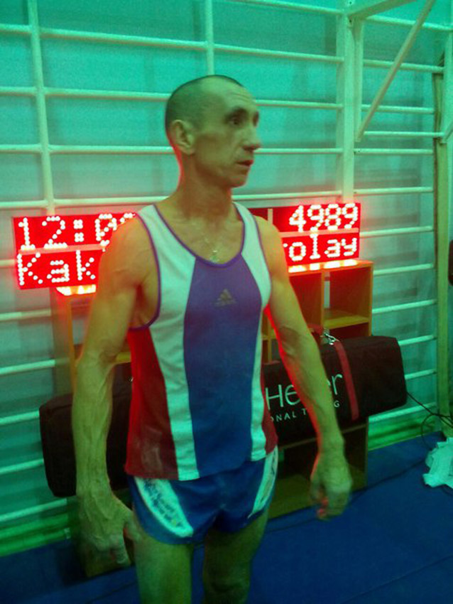 俄男子12小时内引体向上近5000次 破世界纪录