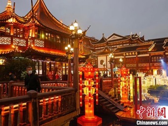 年の瀬ムード高まる上海　豫園が旧正月の飾り付けで華やかに