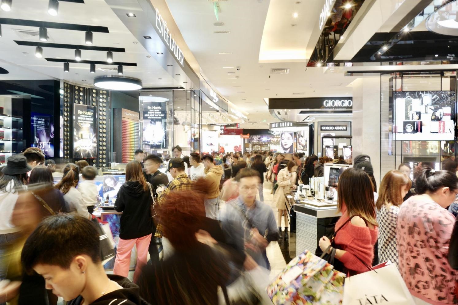 不惧“彩妆寒冬”  多个品牌在银泰百货拿下“全球第一柜”称号_fororder_1