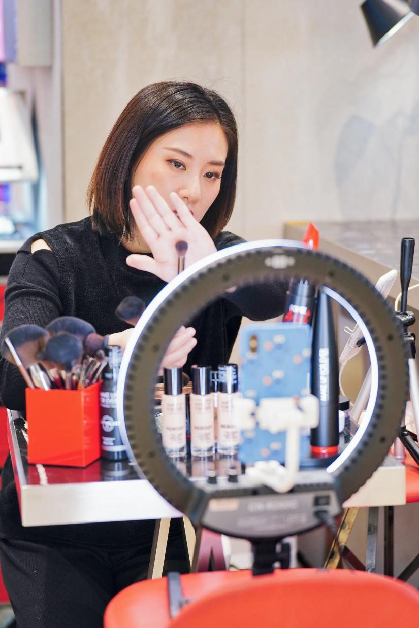 不惧“彩妆寒冬”  多个品牌在银泰百货拿下“全球第一柜”称号_fororder_5