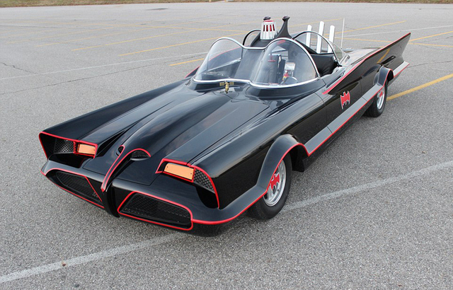 美国男子痴迷蝙蝠侠数十年 花25万美元打造"蝙蝠战车"