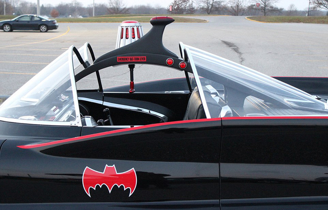 美国男子痴迷蝙蝠侠数十年 花25万美元打造"蝙蝠战车"