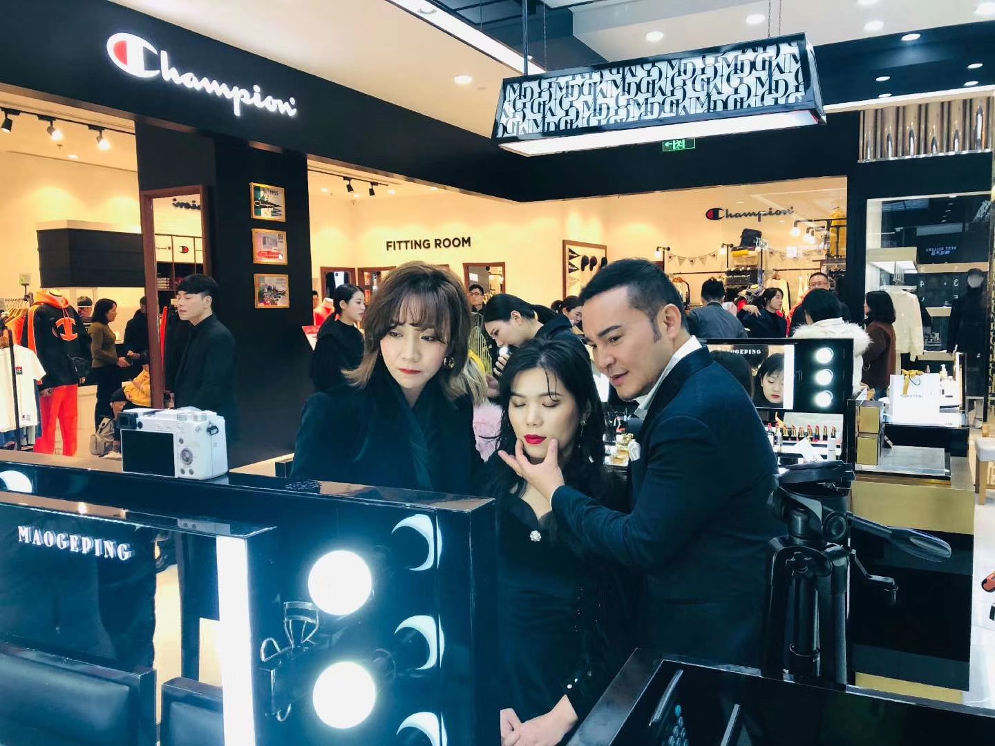 不惧“彩妆寒冬”  多个品牌在银泰百货拿下“全球第一柜”称号_fororder_6