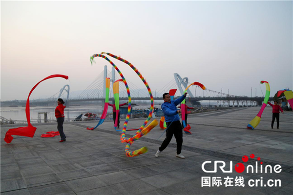 （有修改）陜西漢中：市民健身正忙   “十四運”賽場“整裝待發”