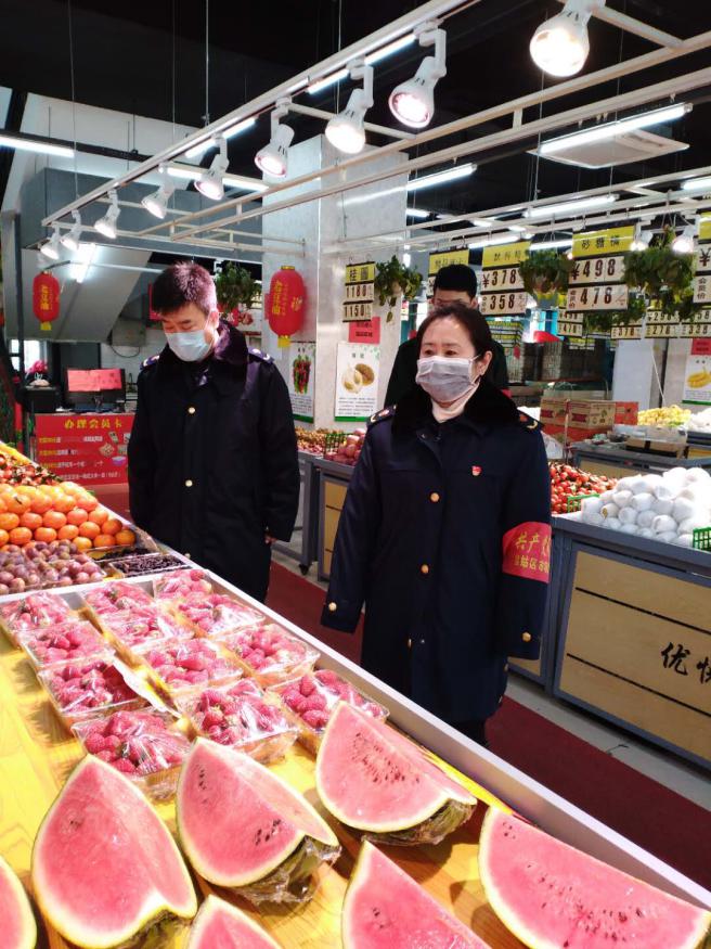她带领辖区管理员到商场超市中,严查商品质量,稳定市场物价;到餐馆