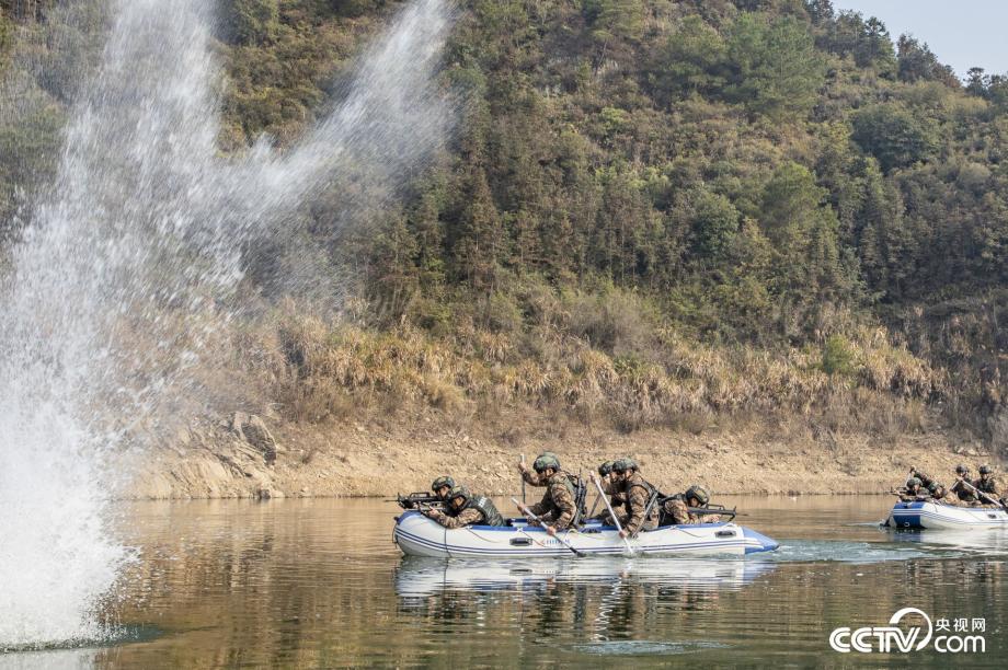 廣西賀州：武警特戰隊員野外極限訓練錘鍊實戰能力