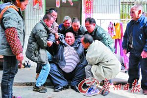 广东男子超500斤重:上厕所都要人搀扶 一顿吃8碗