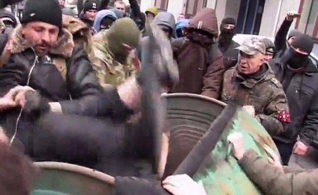 烏克蘭一官員因濫用職權被民眾扔進垃圾桶