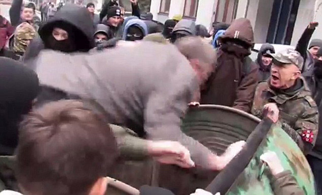 乌克兰一官员因滥用职权被民众扔进垃圾桶