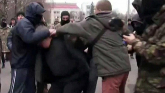 乌克兰一官员因滥用职权被民众扔进垃圾桶