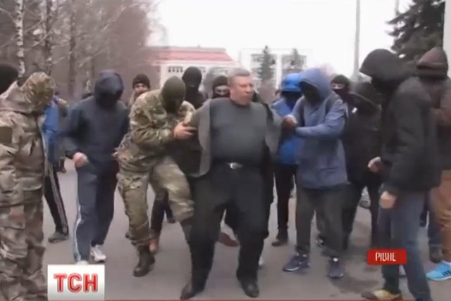 烏克蘭一官員因濫用職權被民眾扔進垃圾桶