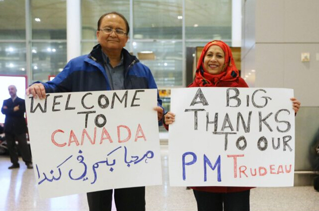 首架叙利亚难民专机抵达多伦多 加拿大总理到场迎接