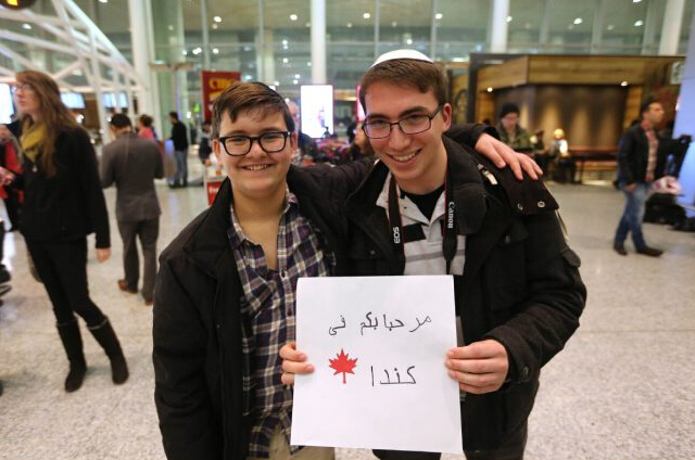 首架叙利亚难民专机抵达多伦多 加拿大总理到场迎接