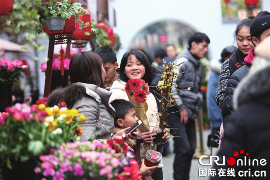 【社会民生】“花灯象里”首届迎新花市在重庆渝中举行