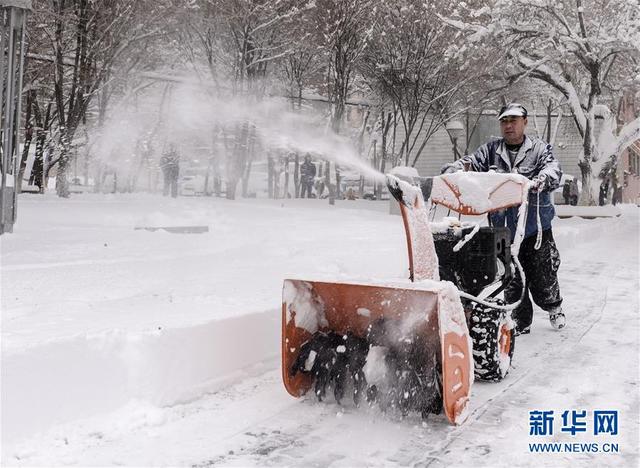 乌鲁木齐遭罕见暴雪 积雪超37厘米突破历史极值