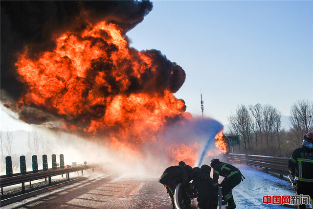 北京6環路一載30噸油罐車起火爆炸