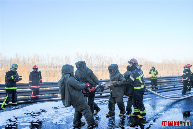 北京6環路一載30噸油罐車起火爆炸