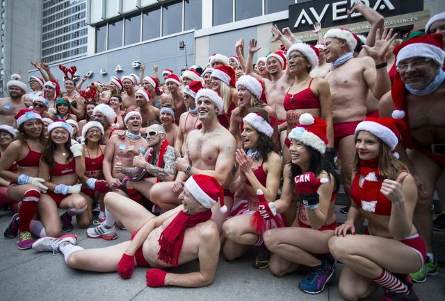 加拿大举办圣诞泳装跑 为当地儿童医院募集捐款