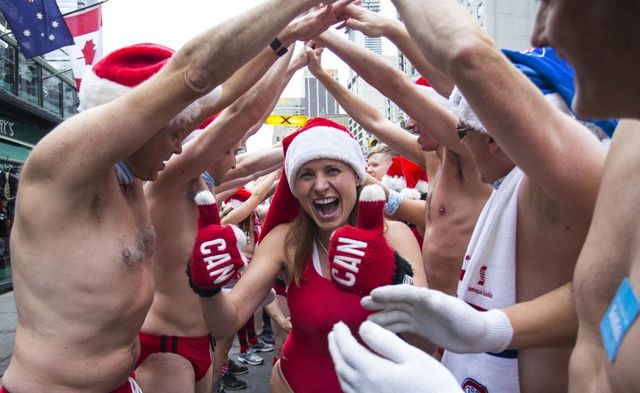 加拿大举办圣诞泳装跑 为当地儿童医院募集捐款