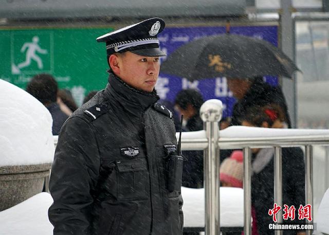 乌鲁木齐迎来暴雪天气 火车站人满为患