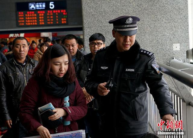 乌鲁木齐迎来暴雪天气 火车站人满为患