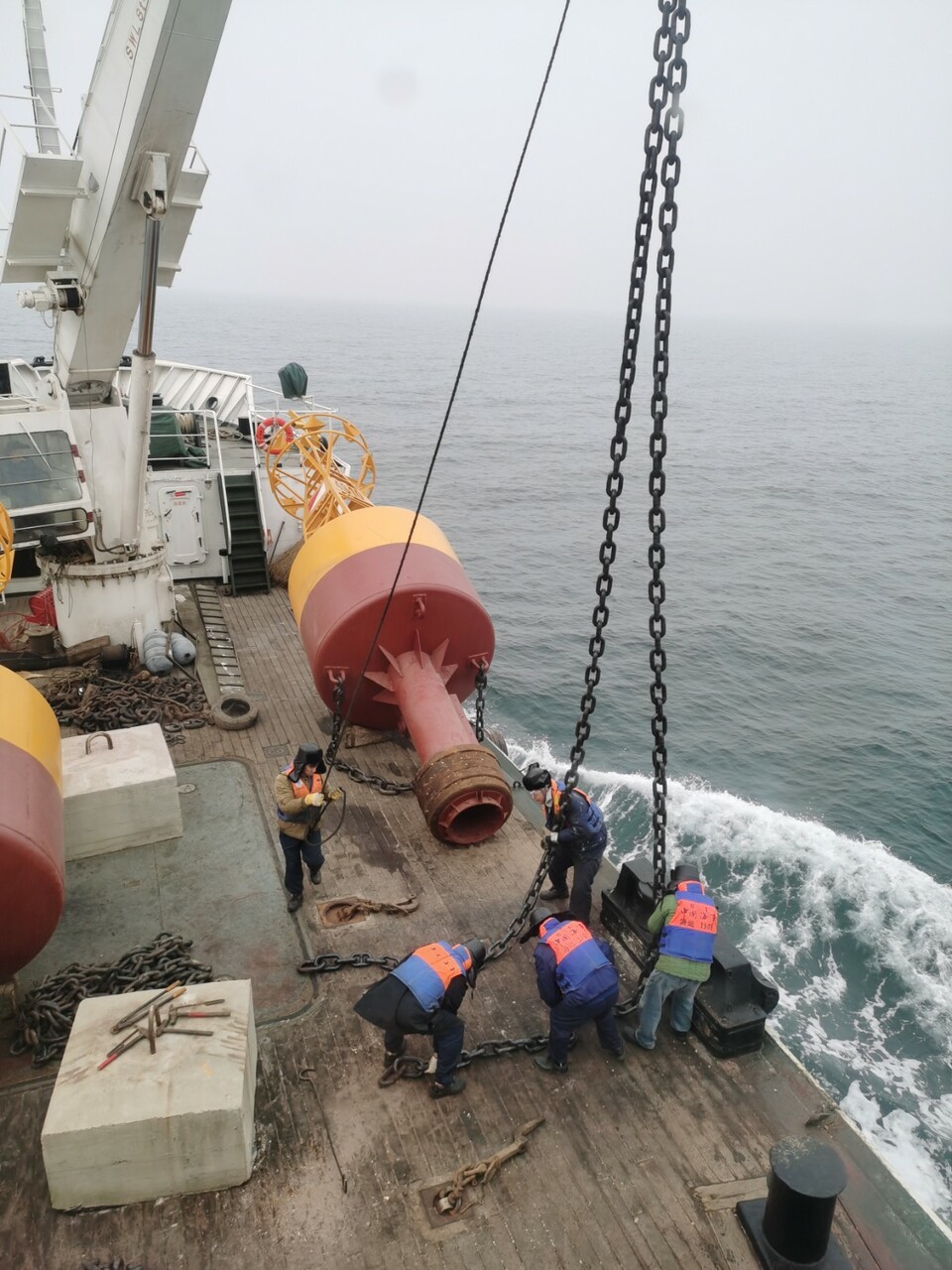 青岛航标处完成首个海上风电场项目灯浮标抛设