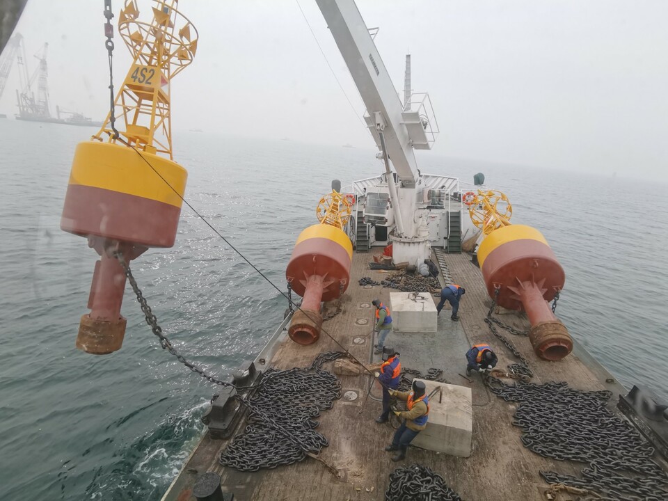 青岛航标处完成首个海上风电场项目灯浮标抛设