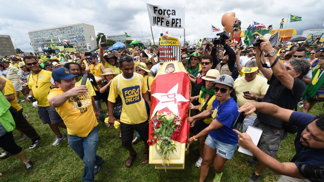 巴西民众上街游行要求总统下台