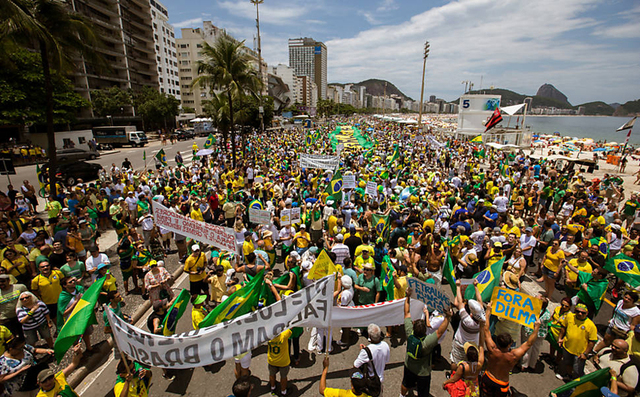 巴西民众上街游行要求总统下台